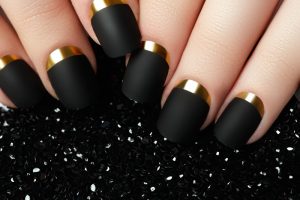 unghie nere opache con decorazione oro